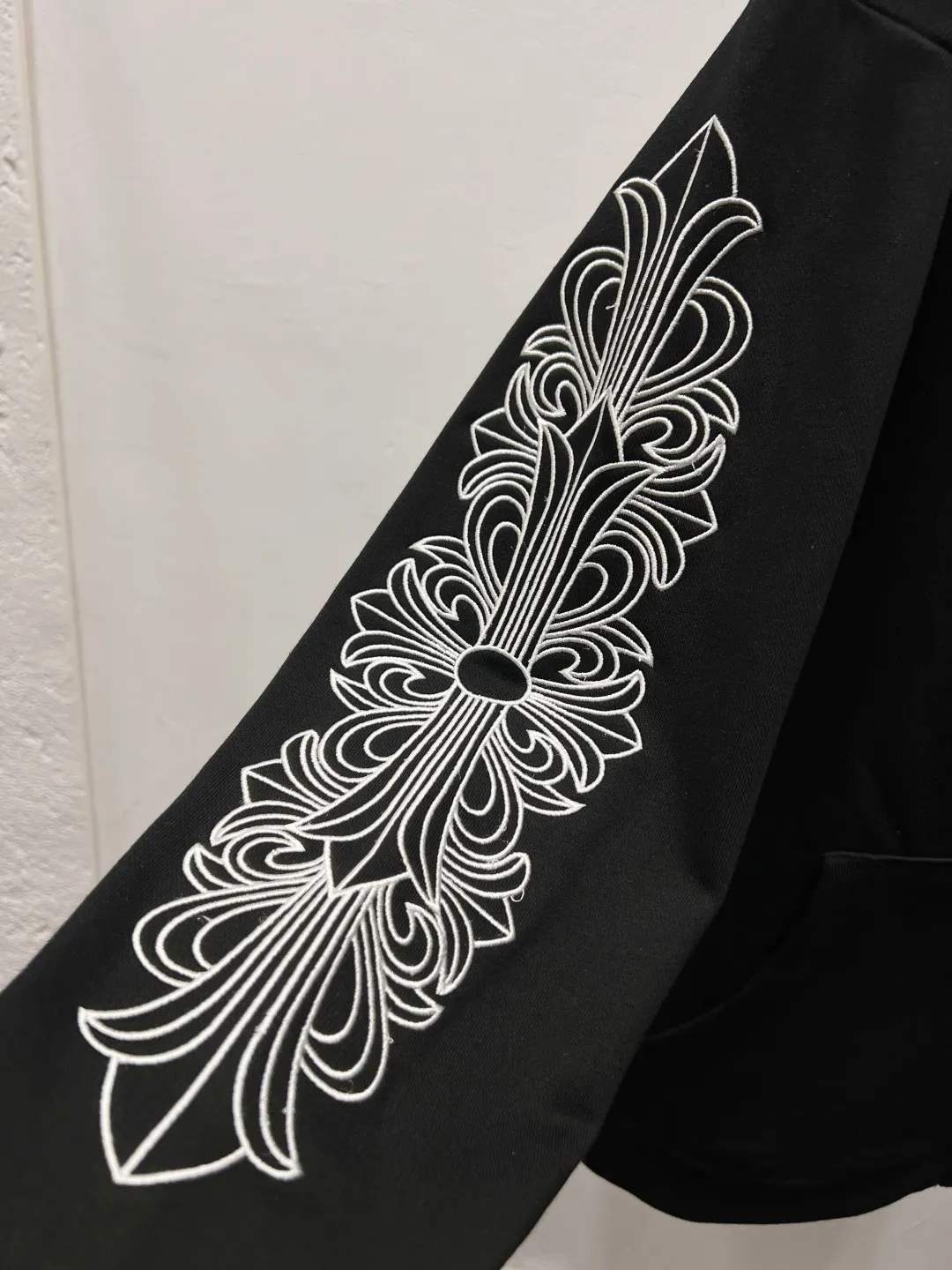 P320 Luxury 𝐂𝐡𝐫𝐨𝐦𝐞 𝐇𝐞𝐚𝐫𝐭𝐬/Cro Xin 2025 Pearl Cross Fully Embroidered New Original Counter High Street Style Jacket Top Version! Customized 420g heavyweight pure cotton fabric! High street style pearl cross all over embroidery + complex pattern embroidery on the sleeves + all embroidery is covered with rubber! Top products from the counter. The upper body is comfortable and textured. It has a low-key luxury feel. The outfit shows high-end taste. The large-cut tailoring is neat and elegant. The sophistication of the upper body is directly impressive👍High-end materials. High-quality cotton materials are selected✂️Outstanding quality. Special processing technology makes the body shape crisp and skin-friendly! No matter your figure, your upper body can instantly become a fashion icon, full of luxury. Accessories: Original molded leather collar label, authentic original hangtag + matching sling + 3D hanging beads + original packaging bag. Craftsmanship: The original version has consistent wiring! Detailed alignment process, highest degree of restoration! Multiple pattern making and debugging, 100% replica of the authentic quality! The correct version is the same for men and women. It is eye-catching, looks great and has full aura! Size: S M L Color: White Black